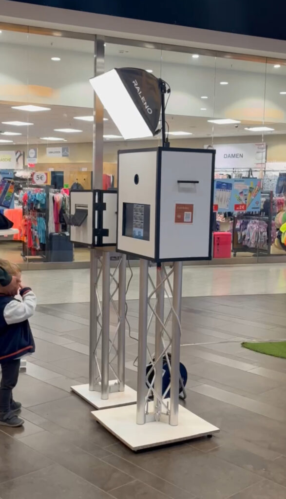 Fotobox im Hansa Carre Eltern und Kinder machen Fotos an der Fotobox im Einkaufszentrum Hanse Carré Bremen am Weltkindertag